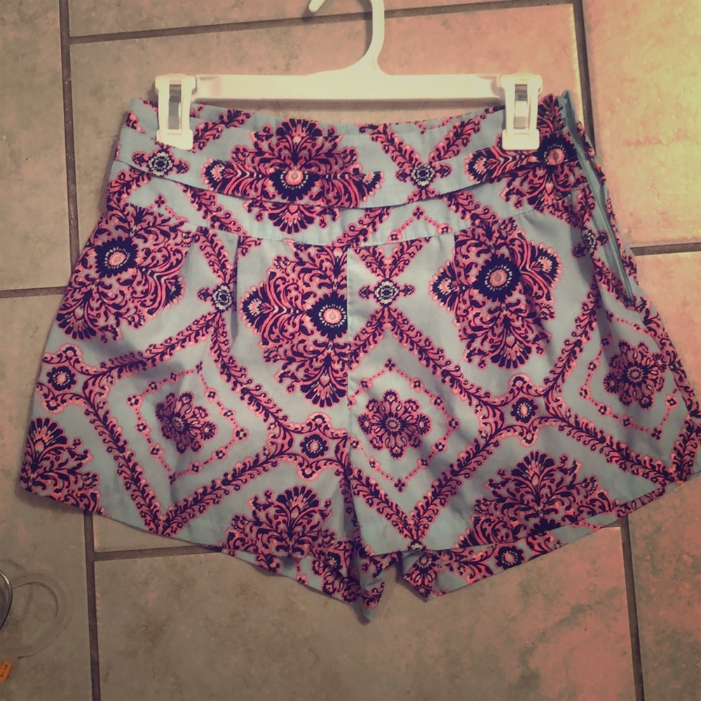 M high waisted shorts.